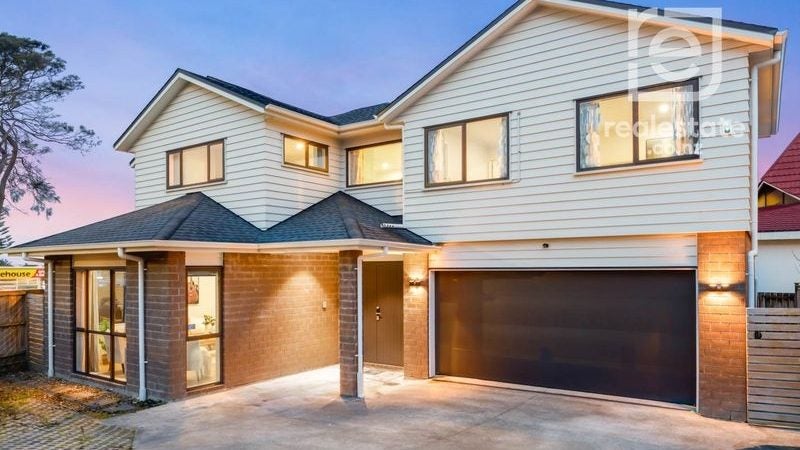 39 Bordeaux Parade, Te Atatu South, Auckland - Carousel 1