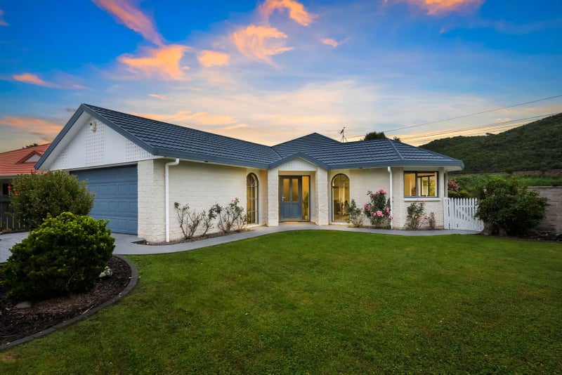 31 Mary Huse Grove, Manor Park, Lower Hutt - Carousel 1