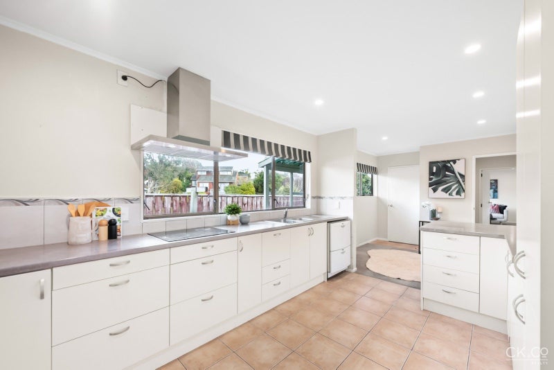 17 King Charles Drive, Kingsley Heights, Upper Hutt - Carousel 2