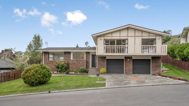 11 Pioneer Grove, Silverstream, Upper Hutt - Carousel 1