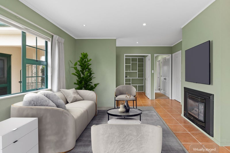 199 Frimley Oaks, Frimley, Hastings - Carousel 1