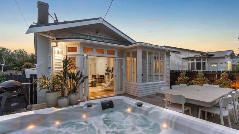 16 Walmer Road, Point Chevalier, Auckland - Carousel 1