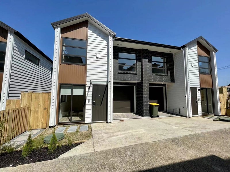 12D Holland Avenue, Point England, Auckland - Carousel 1