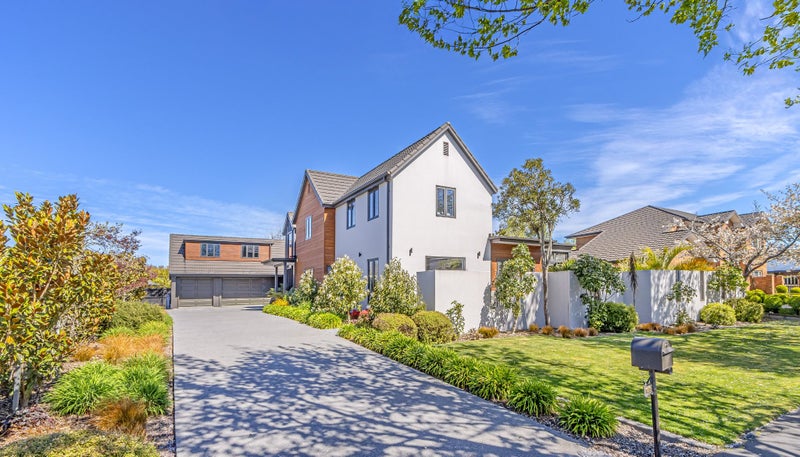 153 Regent'S Park Drive, CASEBROOK, CHRISTCHURCH - Carousel 1
