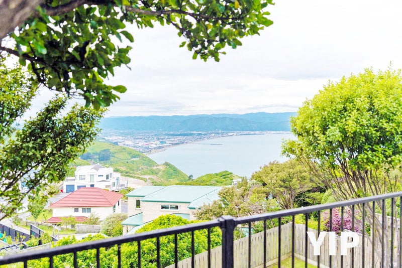 5 Bennett Grove, Newlands, Wellington - Carousel 1