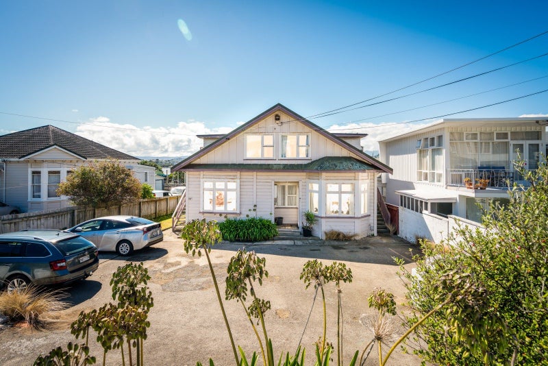 87 Queens Drive, Lyall Bay, Wellington - Carousel 1