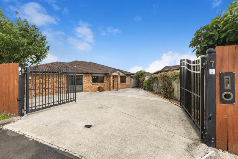 7 Sai Street, Flat Bush, Auckland - Carousel 1