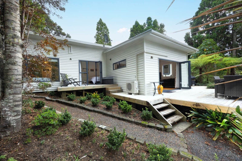 21 Tawini Road, Titirangi, Auckland - Carousel 1
