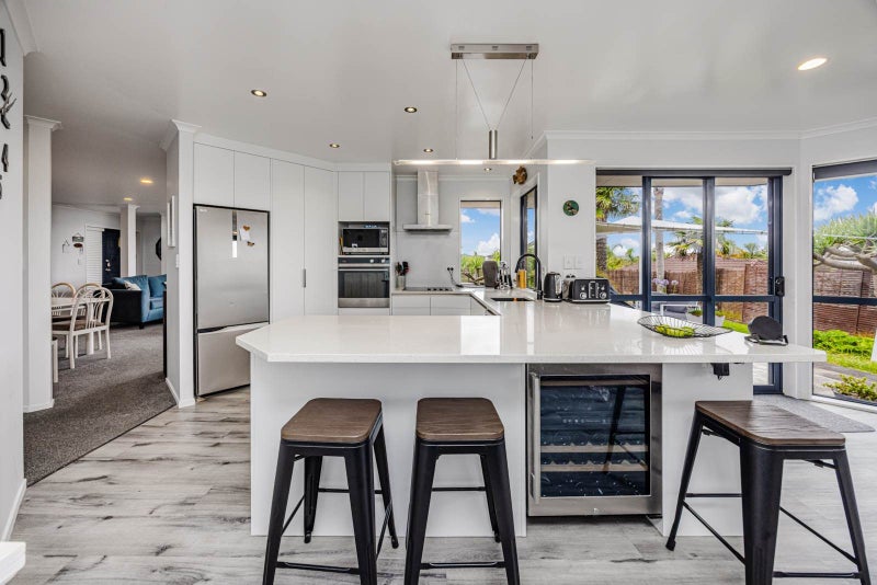 28 Earnslaw Crescent, Clover Park, Auckland - Carousel 1