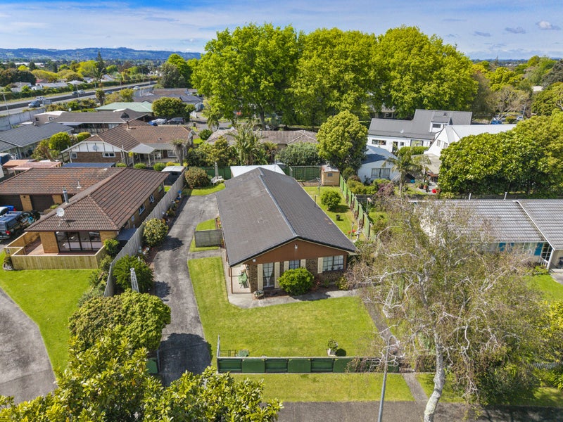 3 Kamulla Court, Conifer Grove, Takanini - Carousel 1