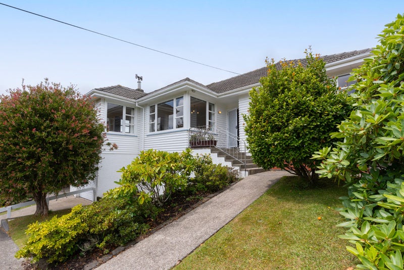5 Larsen Crescent, Tawa, Wellington - Carousel 2