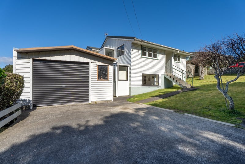 62 Franklyn Road, Tawa, Wellington - Carousel 1