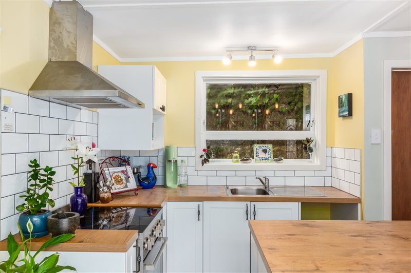 Property Valuation for 84 Airlie Road, Plimmerton, Porirua Trade Me Property Trade Me Property