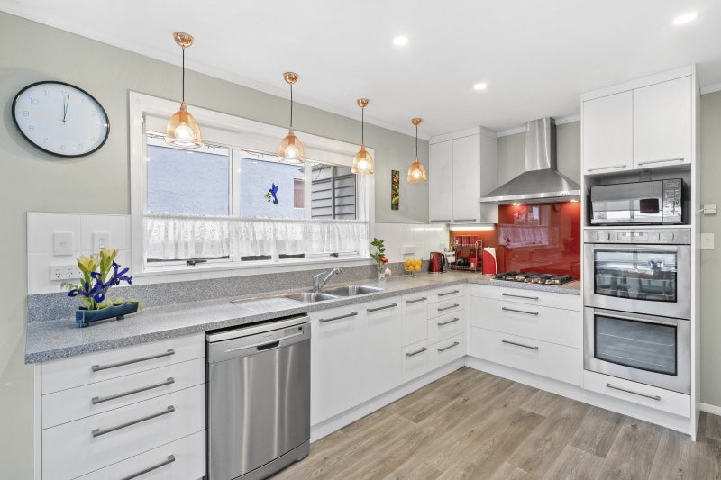 12 Saint Johns Terrace, Tawa, Wellington - Carousel 2