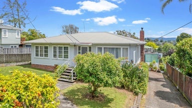 16 Abbotleigh Avenue, Te Atatu Peninsula, Auckland - Carousel 1