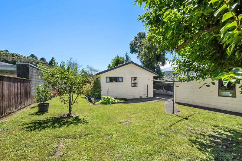 2 Bogle Grove, Stokes Valley, Lower Hutt - Carousel 15