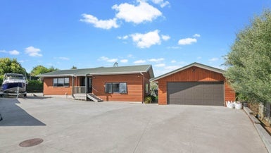 18 Thorburn Avenue, Red Beach, Red Beach - Carousel 1