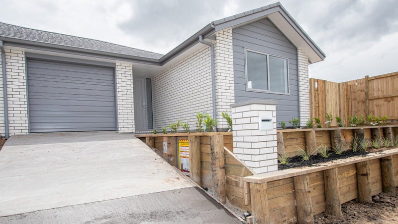 2/12 Bostonkip Crescent, Fitzroy, Hamilton - Carousel 1