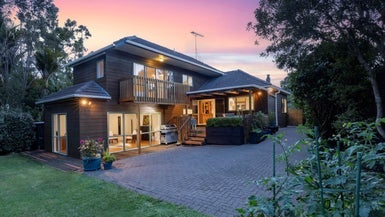 8 Rimutaka Place, Titirangi, Auckland - Carousel 1