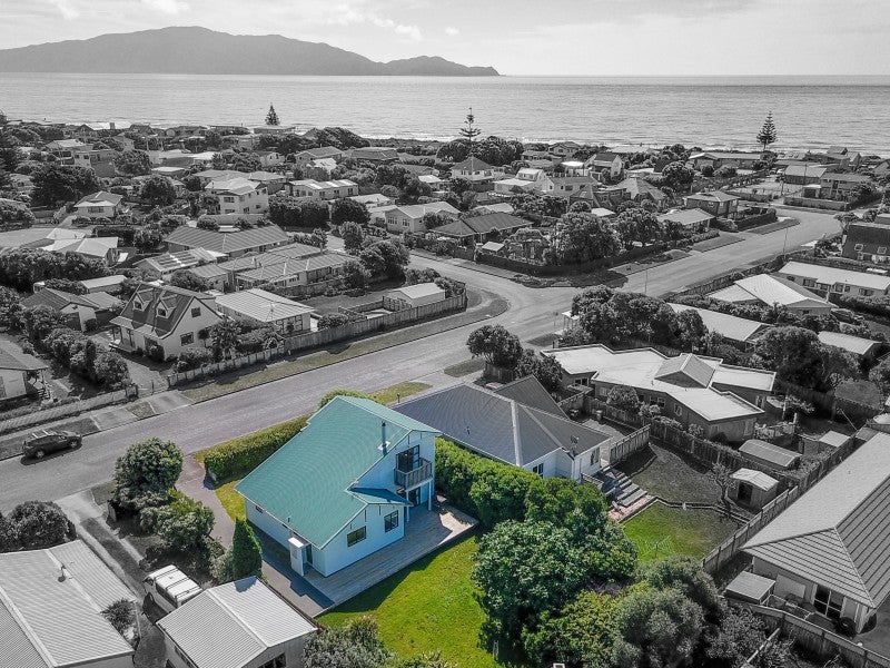 13 Reeves Street, Waikanae Beach, Waikanae - Carousel 1
