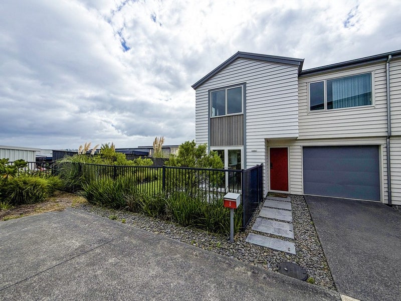 8 Lords Way, Silverdale, Silverdale - Carousel 2