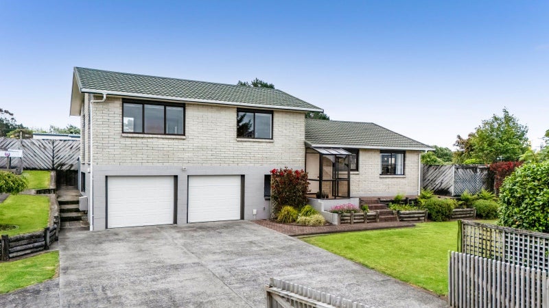 17 Caledonia Place, Highlands Park, New Plymouth - Carousel 1