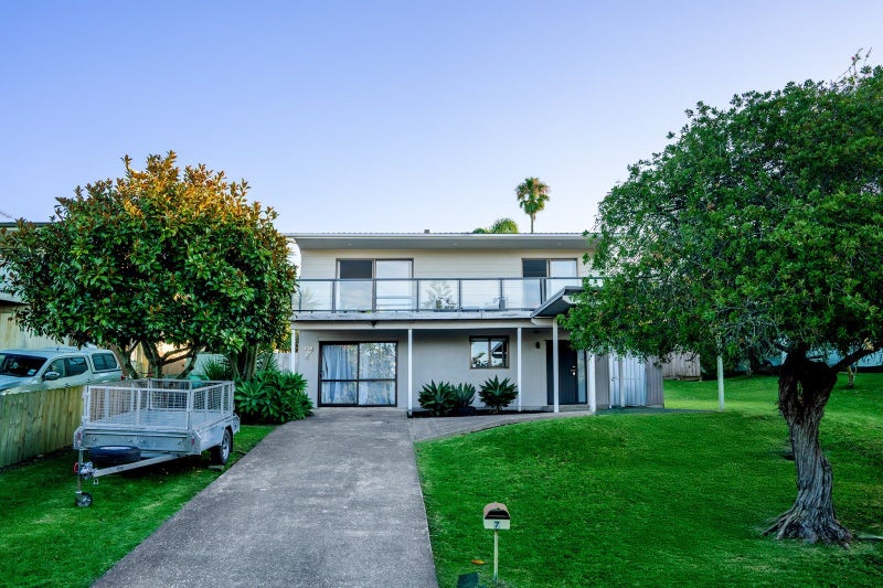 7 John Dee Crescent, Red Beach - Carousel 1