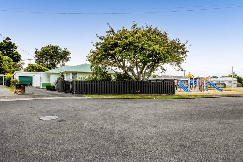 2 Charles Major Place, Hawera - Carousel 21