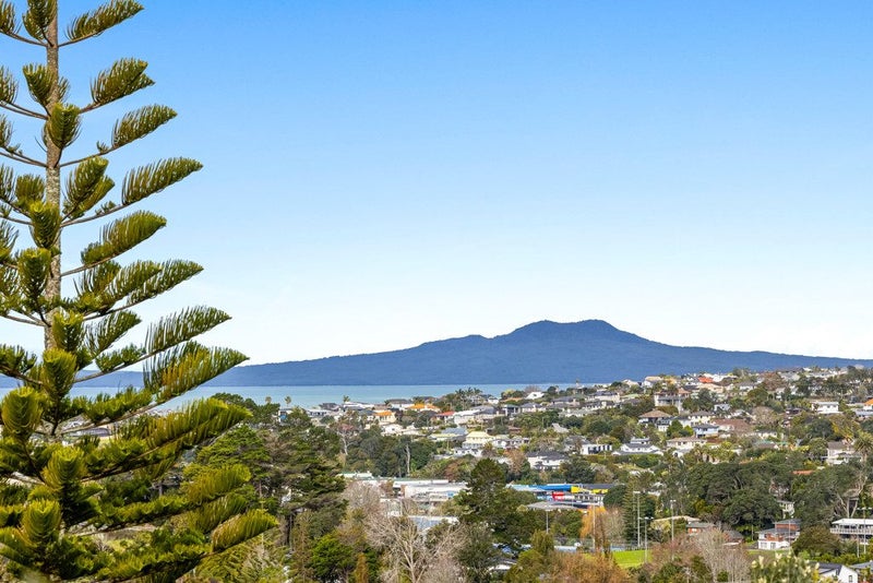 11 Barker Rise, Northcross, Auckland - Carousel 2