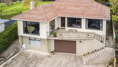 24 Ranui Terrace, Tawa, Wellington - Carousel 1
