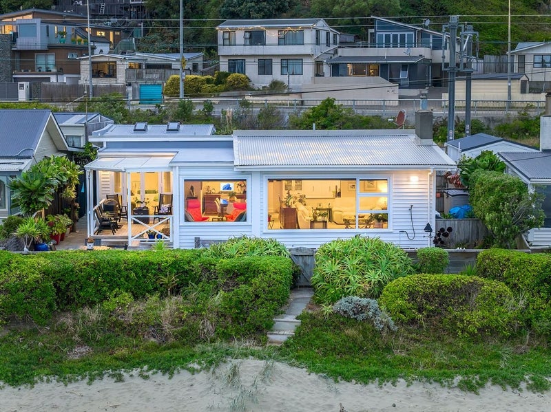 6 Beach Road, Plimmerton, Porirua - Carousel 21