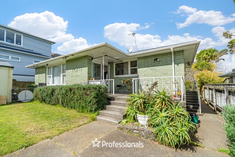 10 Gray Avenue, Paraparaumu Beach, Paraparaumu - Carousel 1