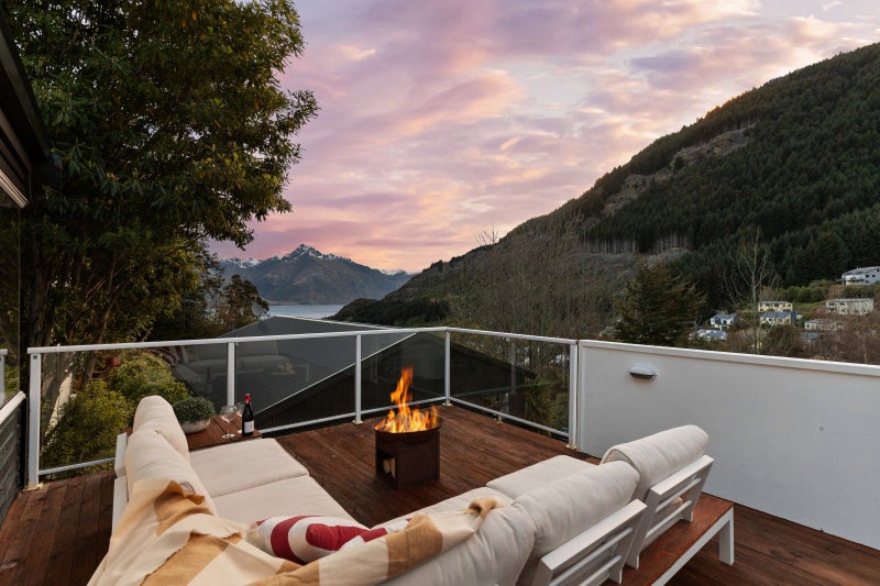 12 MacKinnon Terrace, Sunshine Bay, Queenstown - Carousel 1