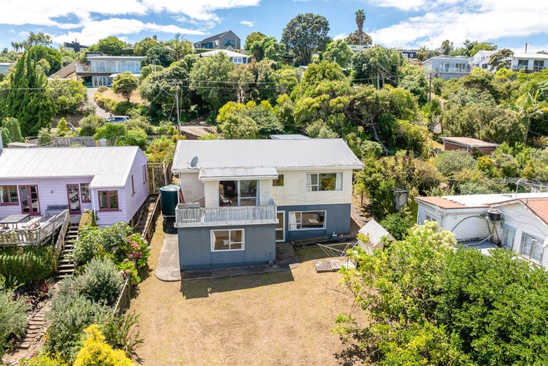 12 Moana Avenue, Surfdale, Waiheke Island - Carousel 2