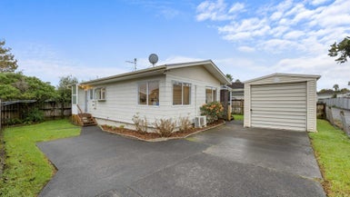 2/4 Shamrock Lane, Te Atatu Peninsula, Auckland - Carousel 1