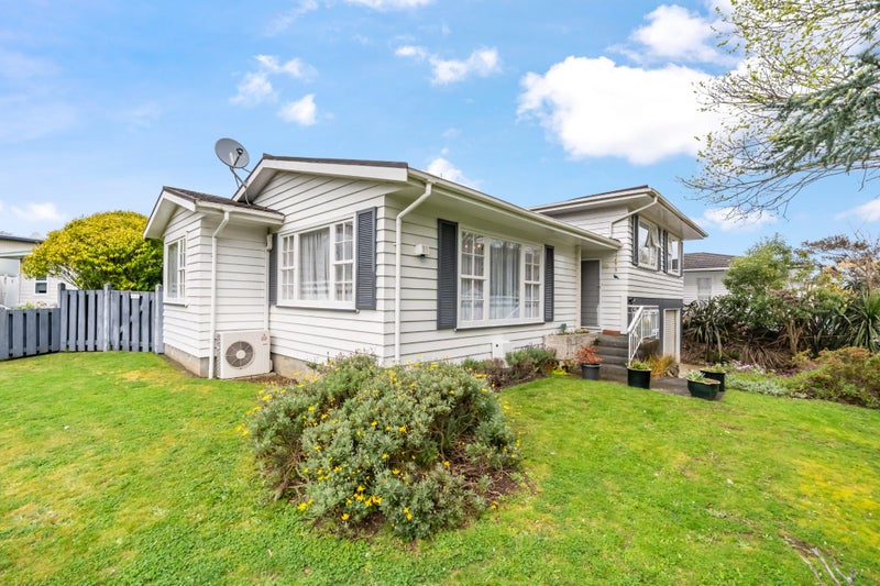 8 Montana Road, Totara Park, Upper Hutt - Carousel 1
