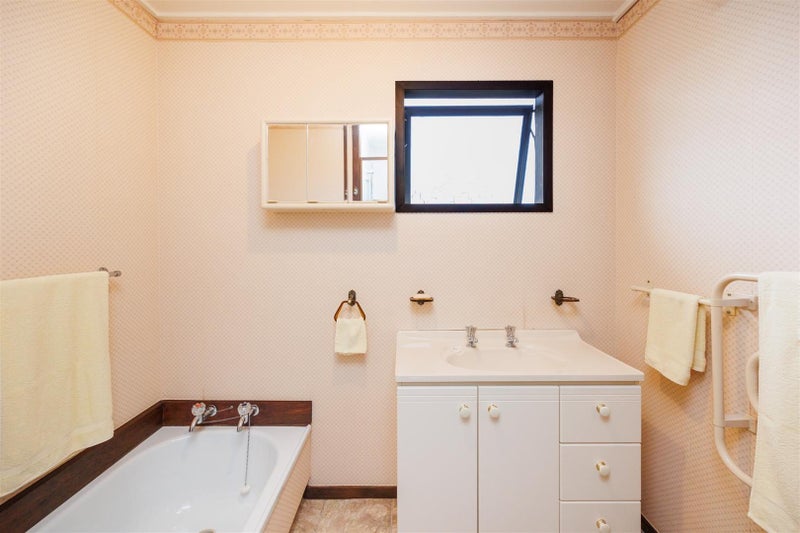12A Oxford Street, Marton - Carousel 30