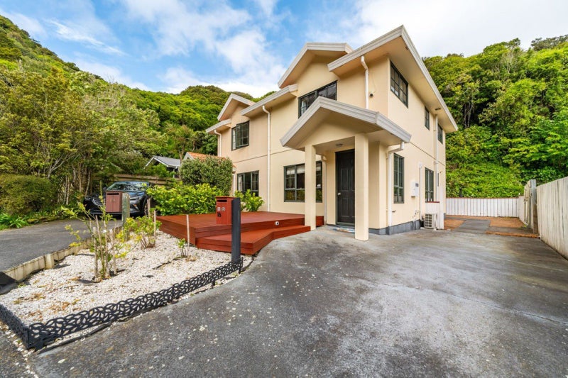16B Parsons Glen, Karori, Wellington - Carousel 1