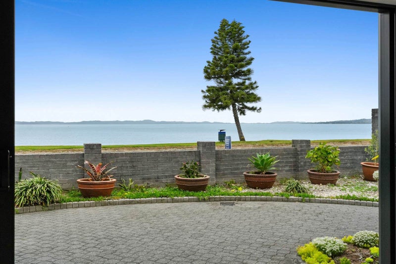 31A The Esplanade, Eastern Beach, Auckland - Carousel 2