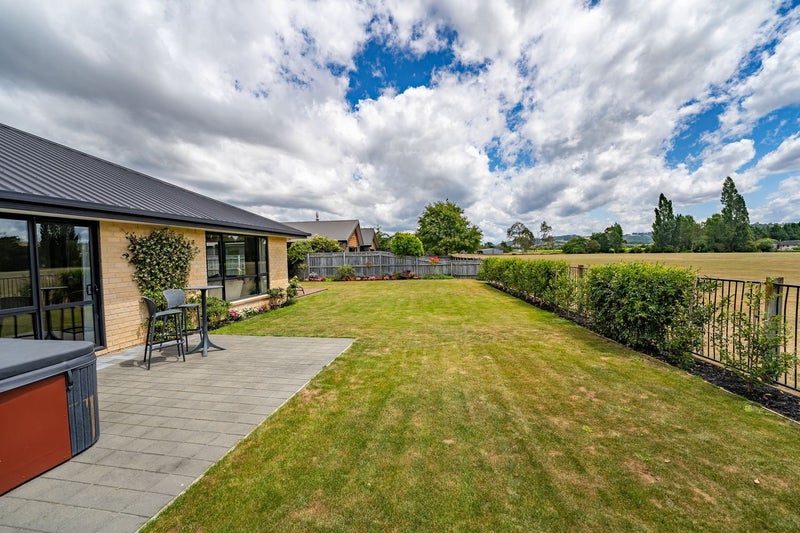 16 Wanderers Avenue, Brightwater, Brightwater - Carousel 2