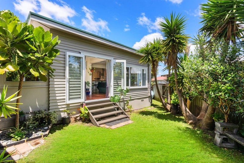 1/137A View Road, Sunnyvale, Auckland - Carousel 2