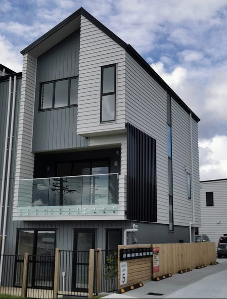 1/17 Woodford Avenue, Henderson, Auckland - Carousel 1