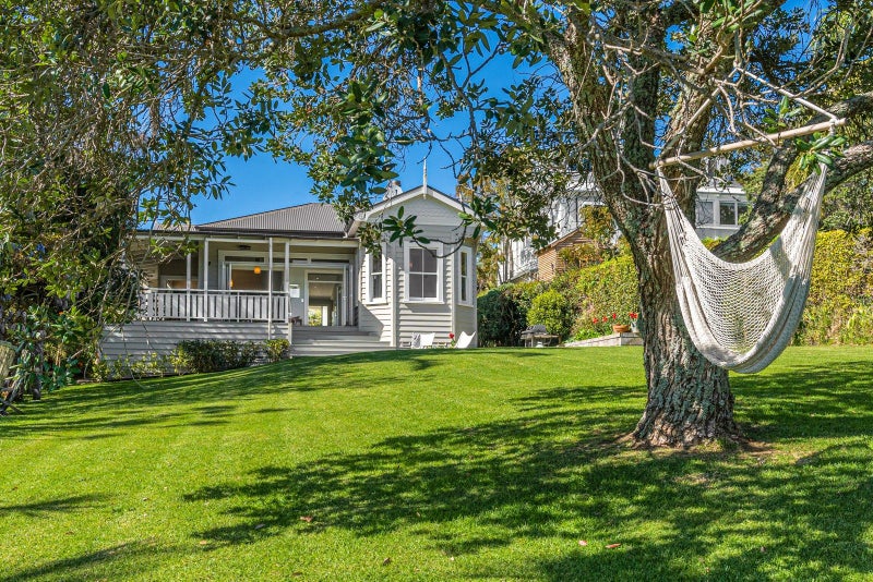 12 Second Avenue, Stanley Point, Auckland - Carousel 1