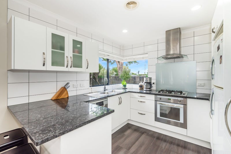 18 Robert Grove, Paraparaumu - Carousel 1