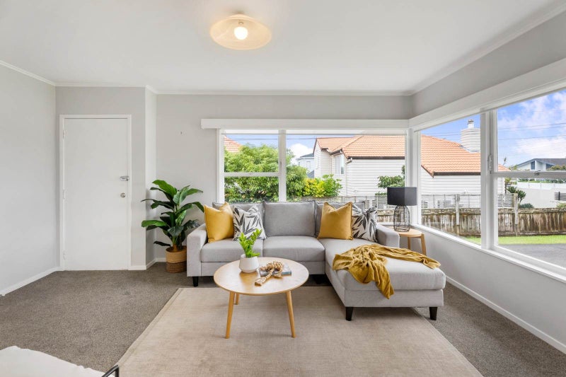 1/11 Dallinghoe Crescent, Milford, North Shore City, Auckland - Carousel 1