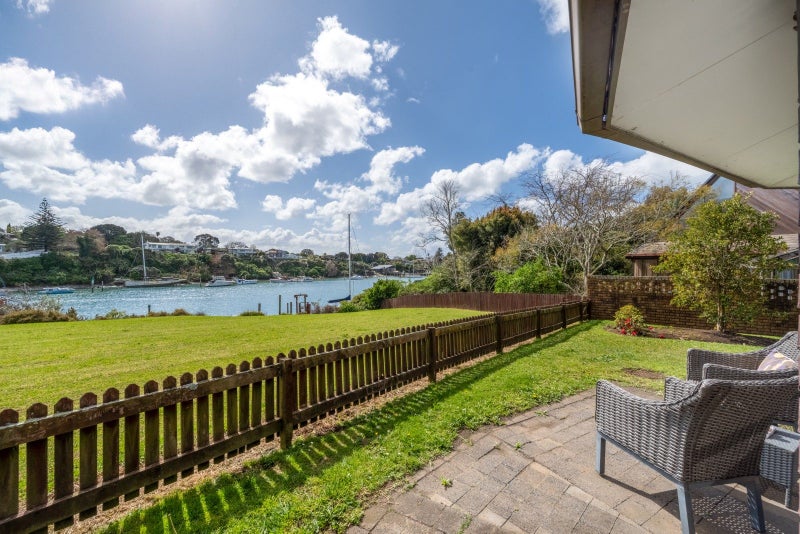 2/10 Dayspring Way, Pakuranga, Auckland - Carousel 1