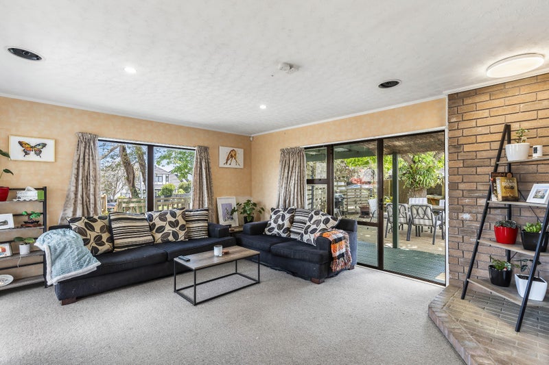 15 Sandgate Avenue, Botany Downs, Auckland - Carousel 2