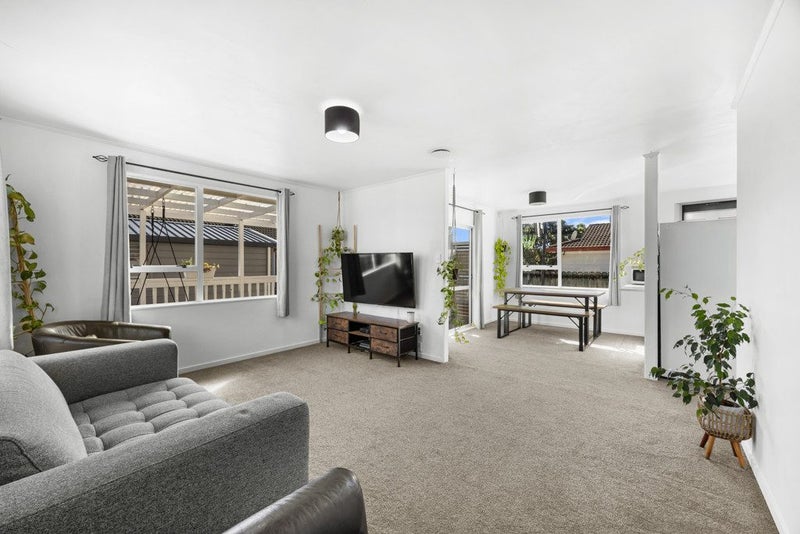 2/212 Waitemata Drive, Ranui, Auckland - Carousel 2