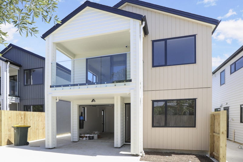 12B Binsted Road, New Lynn, Auckland - Carousel 1