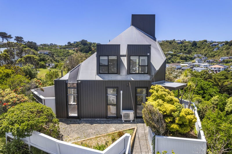 20 Carlisle Street, Island Bay, Wellington - Carousel 1